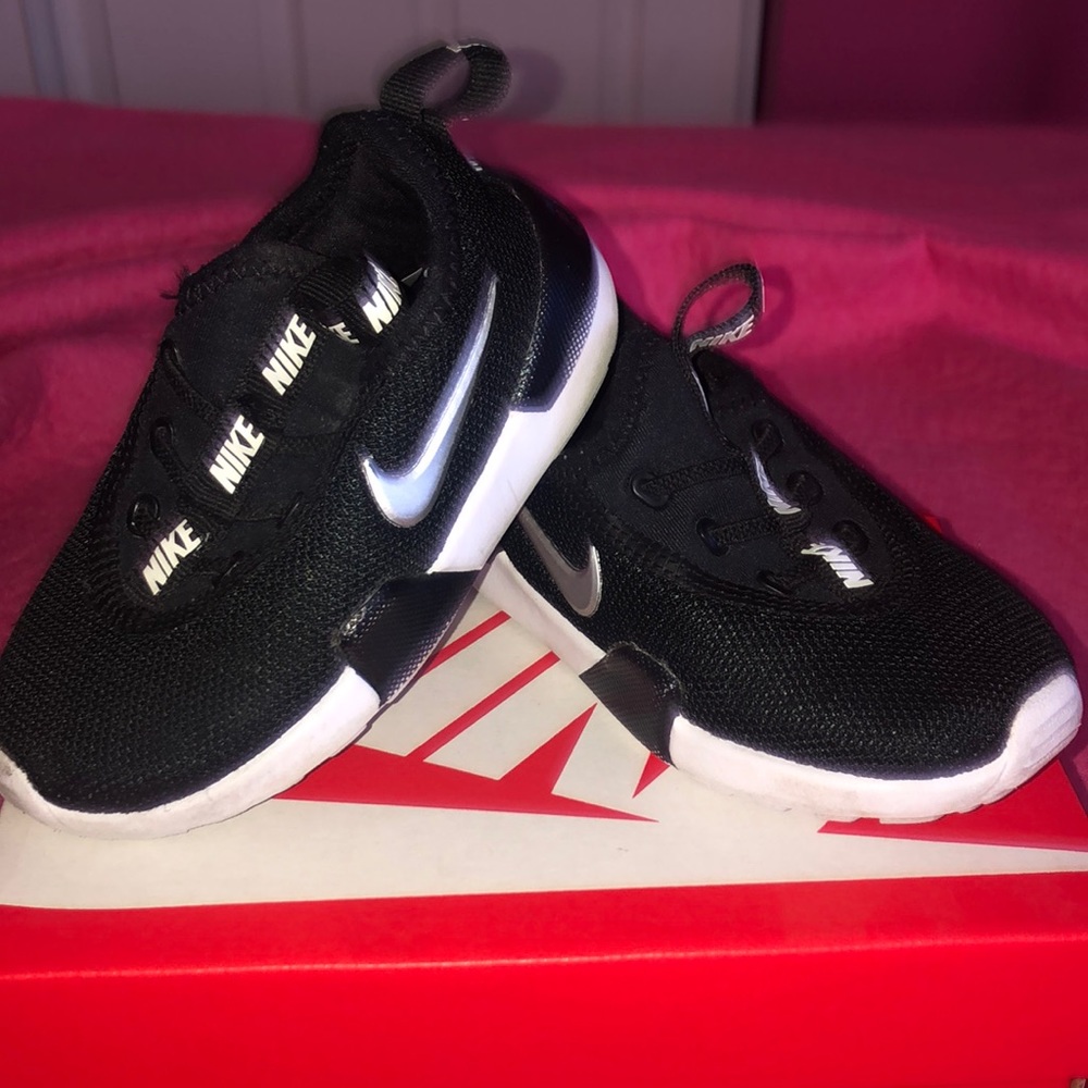 Kids black and white Nike sunray adjust 5(TD)